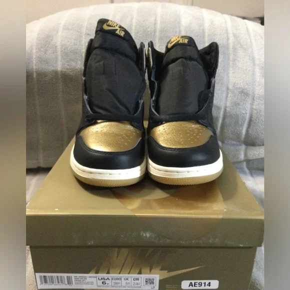 Nike Air Jordan 1 Retro High OG Black/Metallic Gold Size 6Y - Picture 5 of 15
